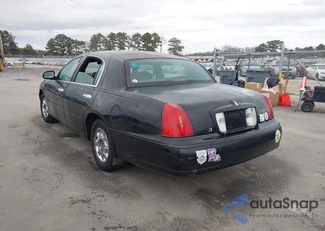 1999 Lincoln Town Car Signature from USA, damaged, VIN 1LNHM82W8XY619055